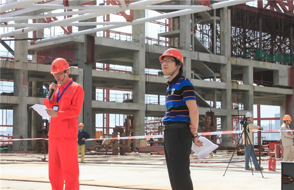 2013年6月28日,郭凌勇(右)在十字门华发国际会展中心封顶仪式现场 2013年6月28日,郭凌勇(右)在十字门华发国际会展中心封顶仪式现场