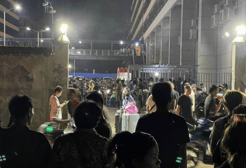 大量员工收拾行李连夜离开园区。 大量员工收拾行李连夜离开园区。