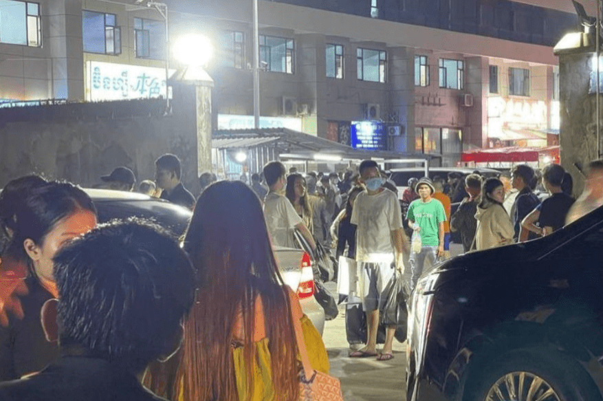 大量员工收拾行李连夜离开园区 大量员工收拾行李连夜离开园区