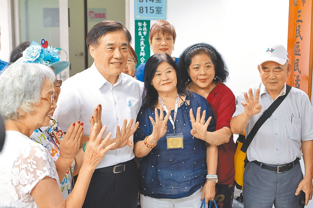 国民党主席候选人郝龙斌16日出席松山区请益之旅,强调只有他带领国民党2026才会赢。 国民党主席候选人郝龙斌16日出席松山区请益之旅,强调只有他带领国民党2026才会赢。