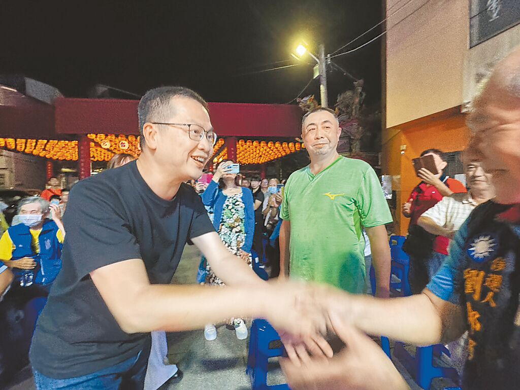 国民党主席候选人罗智强(左)16日晚间到新竹市龙台宫,出席新竹党员座谈会,进场时受到支持者热烈欢迎。 国民党主席候选人罗智强(左)16日晚间到新竹市龙台宫,出席新竹党员座谈会,进场时受到支持者热烈欢迎。