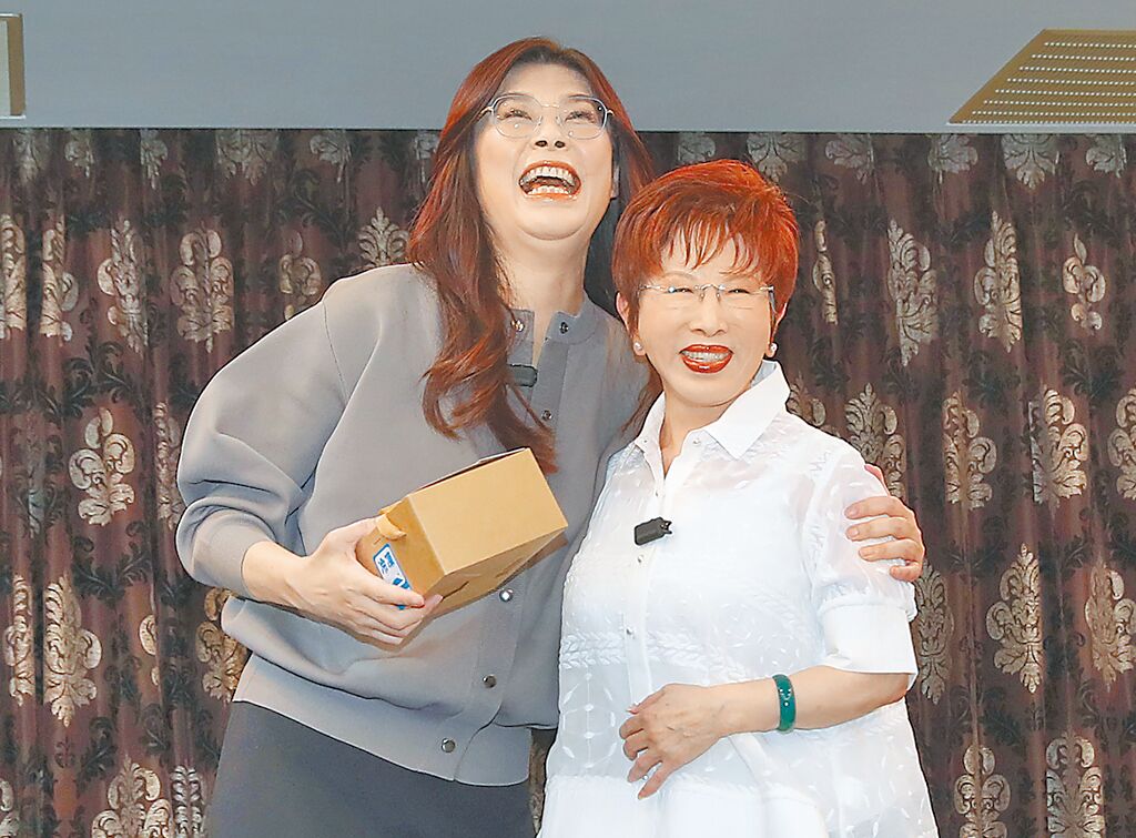 国民党主席候选人郑丽文(左)16日拜会前主席洪秀柱(右),两人欢喜拥抱。 国民党主席候选人郑丽文(左)16日拜会前主席洪秀柱(右),两人欢喜拥抱。