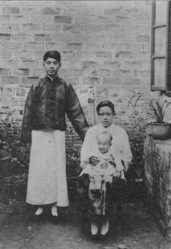 1923年杨振宁十个月大时与父母亲于合肥四古巷故居窗外 1923年杨振宁十个月大时与父母亲于合肥四古巷故居窗外