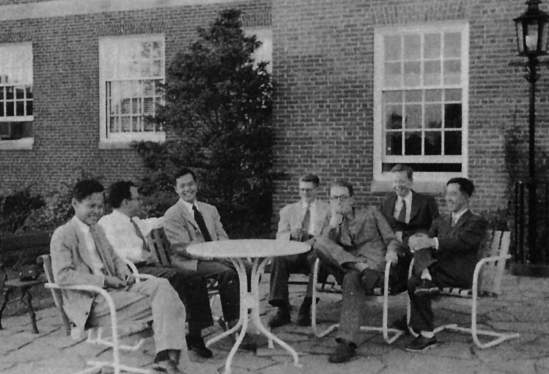 1952年秋杨振宁等物理学家于普林斯顿高等研究院 1952年秋杨振宁等物理学家于普林斯顿高等研究院