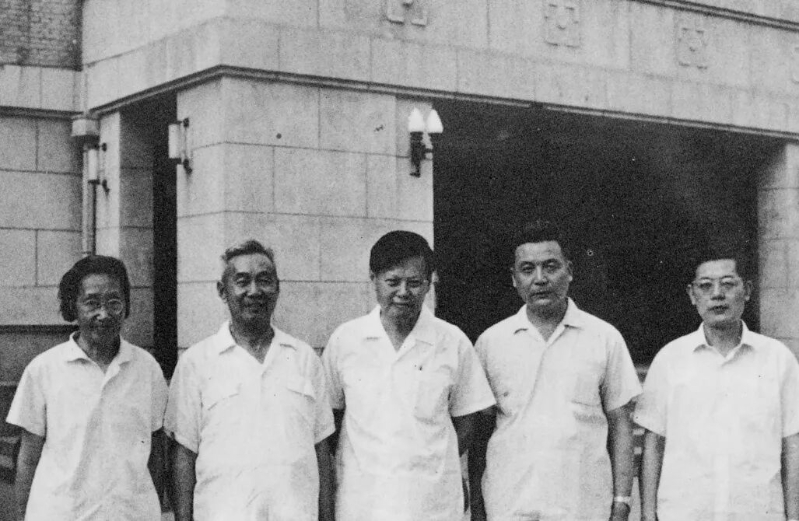 1972年杨振宁与王承书(左一)、张文裕(左二)、邓稼先(右二)、周光召(右一)于北京 1972年杨振宁与王承书(左一)、张文裕(左二)、邓稼先(右二)、周光召(右一)于北京