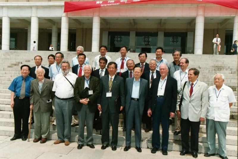 2002年杨振宁与出席清华大学举办的前沿科学国际研讨会的学者合影 2002年杨振宁与出席清华大学举办的前沿科学国际研讨会的学者合影