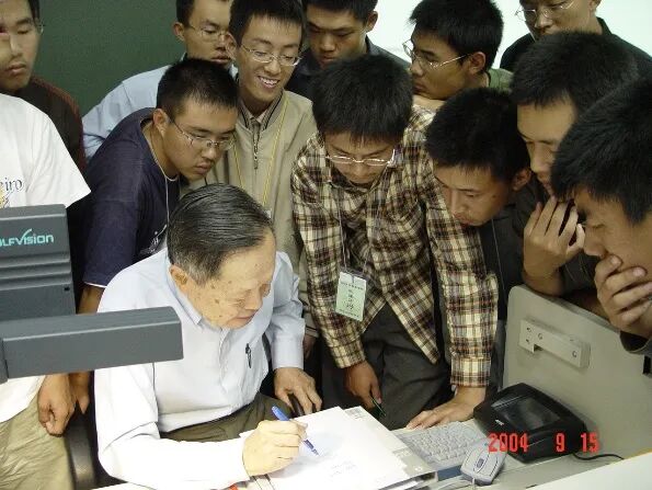 2004年秋杨振宁与清华大学物理系大一新生在课间交流 2004年秋杨振宁与清华大学物理系大一新生在课间交流