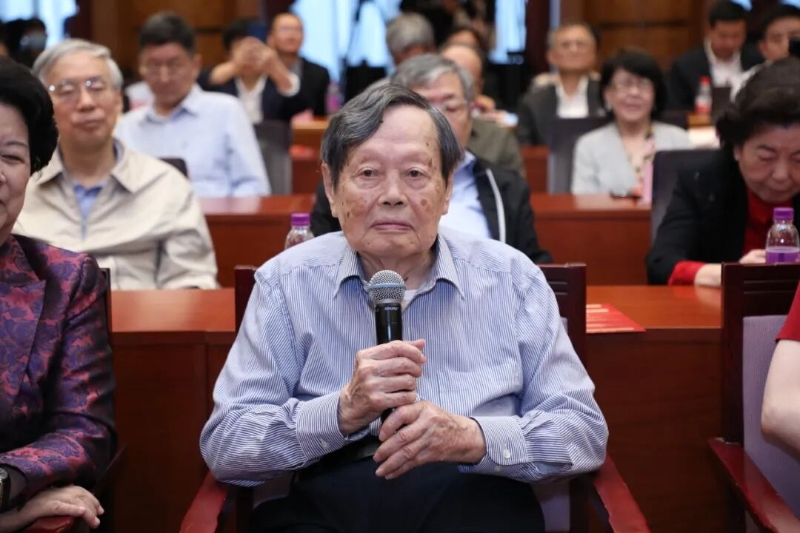 2021年杨振宁在清华大学举行的“杨振宁先生学术思想研讨会”上讲话 2021年杨振宁在清华大学举行的“杨振宁先生学术思想研讨会”上讲话