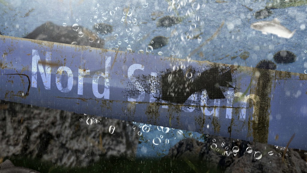 气泡从受损北溪管道裂缝窜出。 气泡从受损北溪管道裂缝窜出。