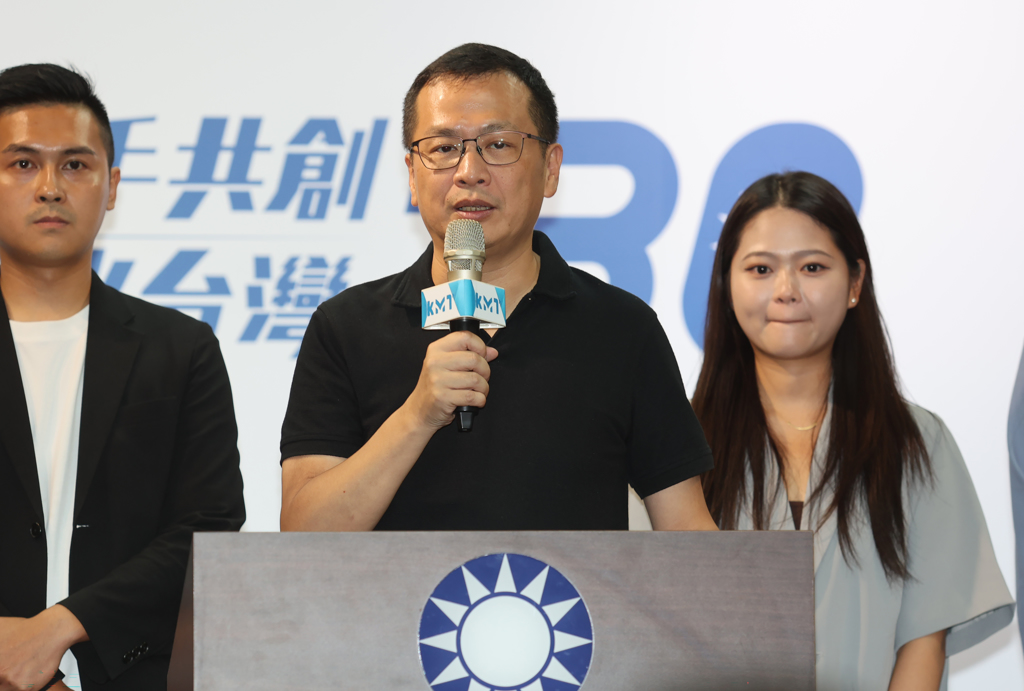 随着国民党主席选举18日开票结果逐渐明朗,党主席候选人罗智强(中)在记者会中恭贺郑丽文胜选。 随着国民党主席选举18日开票结果逐渐明朗,党主席候选人罗智强(中)在记者会中恭贺郑丽文胜选。