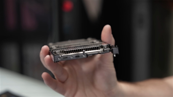 仅仅1万元!华为Atlas 300I DUO AI推理卡首次拆解:双芯合体 薄如蝉翼