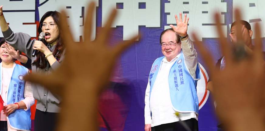 郑丽文(左三)当选国民党主席,外传国民党前祕书长李乾龙(右)可能回锅 郑丽文(左三)当选国民党主席,外传国民党前祕书长李乾龙(右)可能回锅