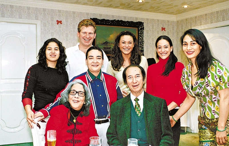 何鸿燊21岁便与“澳门第一美人”黎婉华(前左)结婚,并诞下一子三女。 何鸿燊21岁便与“澳门第一美人”黎婉华(前左)结婚,并诞下一子三女。