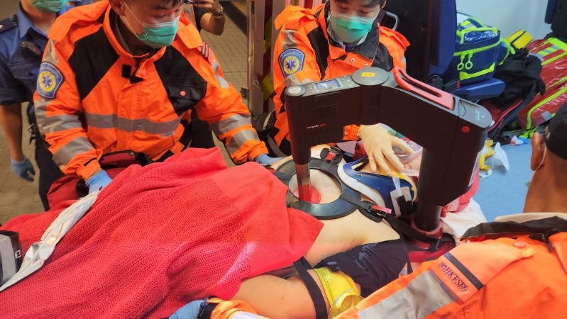 地勤车男司机被送往北大屿山医院抢救。 地勤车男司机被送往北大屿山医院抢救。