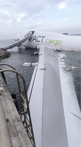 货柜的逃生滑梯弹出。 货柜的逃生滑梯弹出。