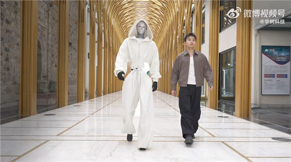 宇树发布Unitree H2新一代仿生人形机器人:身高一米八