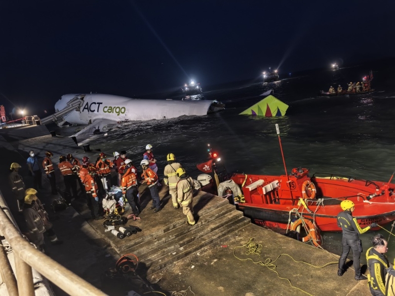 消防将伤者救起。 消防将伤者救起。