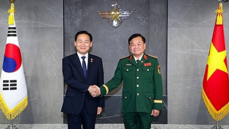 越南国防部副部长黄春战(右)被指9月访韩期间,涉嫌非礼韩方女公务员。 越南国防部副部长黄春战(右)被指9月访韩期间,涉嫌非礼韩方女公务员。