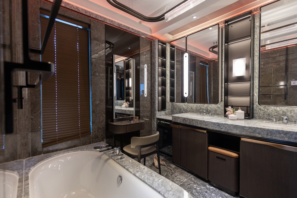 浴室更设有梳妆台及化妆品收纳空间。 浴室更设有梳妆台及化妆品收纳空间。