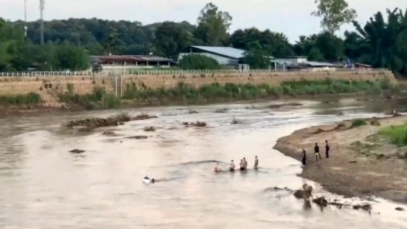 缅军突袭后677人跨河偷渡! 缅军突袭后677人跨河偷渡!