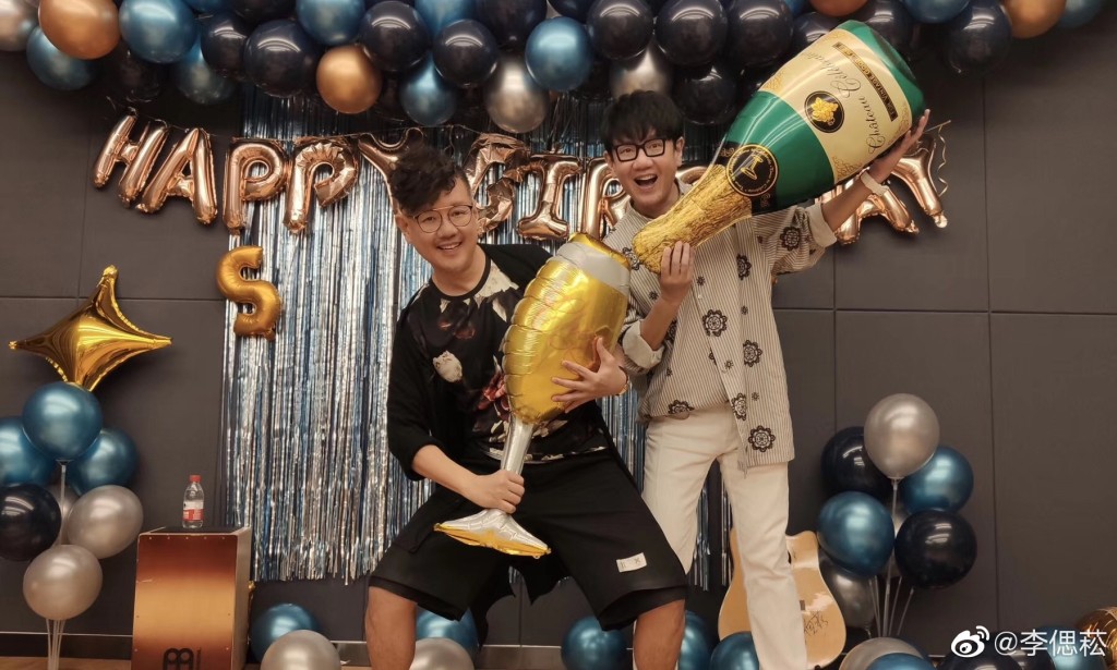 李偲菘与双胞胎哥哥李伟菘曾为不少知名歌手创作歌曲。 李偲菘与双胞胎哥哥李伟菘曾为不少知名歌手创作歌曲。