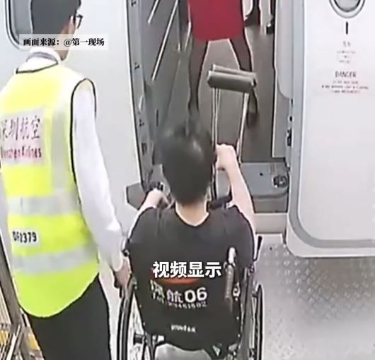 郑智化在登机时全程获工作人员搀扶,并非无人协助“连滚带爬”。 郑智化在登机时全程获工作人员搀扶,并非无人协助“连滚带爬”。