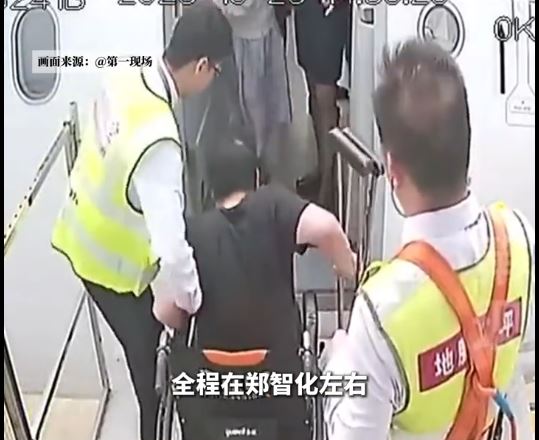 郑智化在登机时全程获工作人员搀扶,并非无人协助“连滚带爬” 郑智化在登机时全程获工作人员搀扶,并非无人协助“连滚带爬”