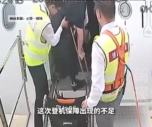 郑智化在登机时全程获工作人员搀扶,并非无人协助“连滚带爬”。第一现场 郑智化在登机时全程获工作人员搀扶,并非无人协助“连滚带爬”。第一现场