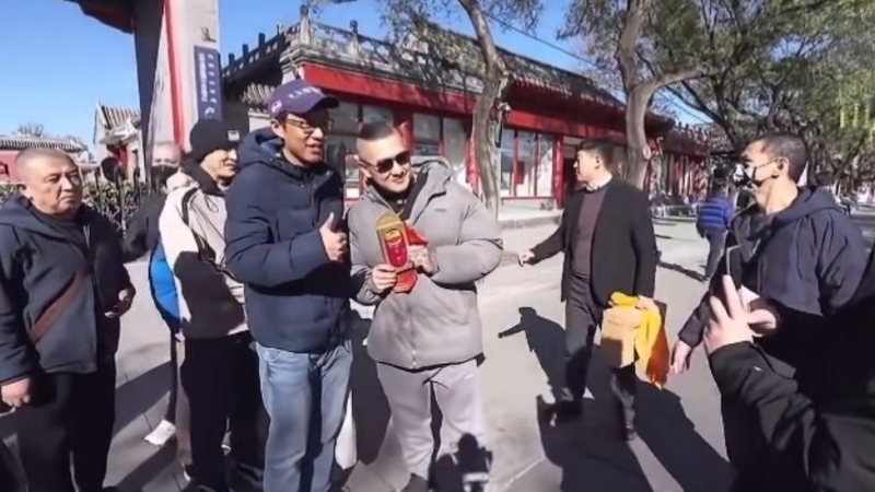 台湾网红“馆长”陈之汉到访北京,在街头与民众合照。 台湾网红“馆长”陈之汉到访北京,在街头与民众合照。