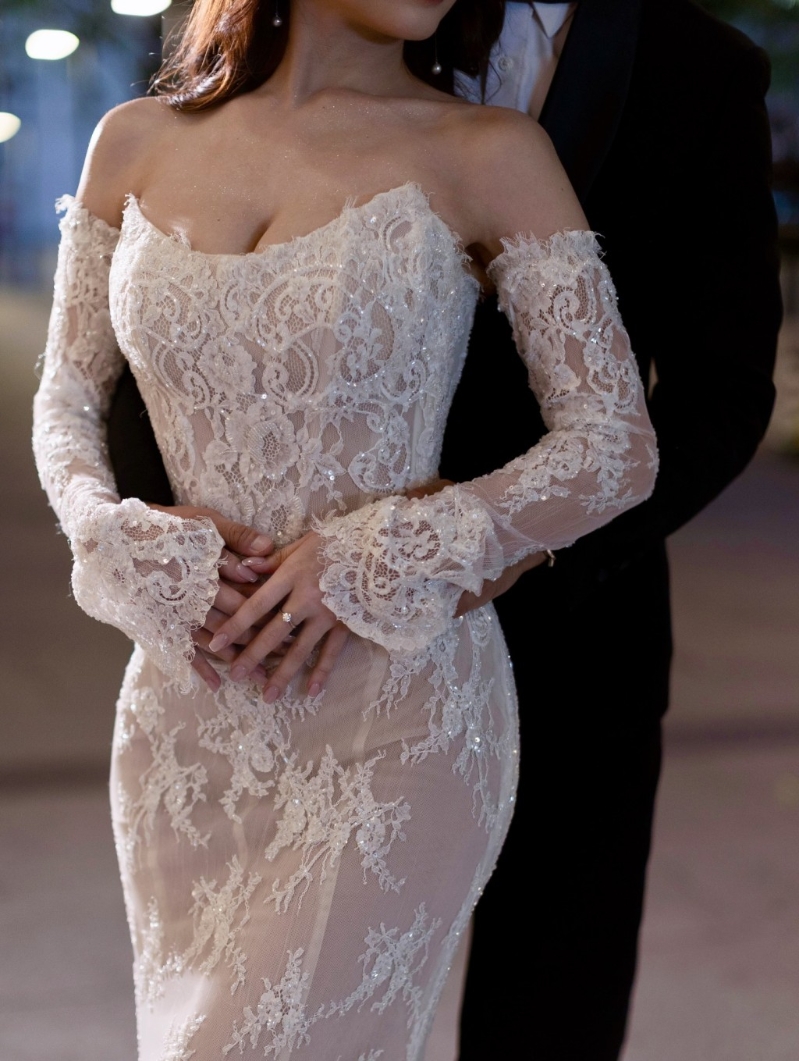 梁凯宁昨晚(10月26日)公开多张与未婚夫的婚纱照,其中一张照片四手遮肚引起网民热议。 梁凯宁昨晚(10月26日)公开多张与未婚夫的婚纱照,其中一张照片四手遮肚引起网民热议。