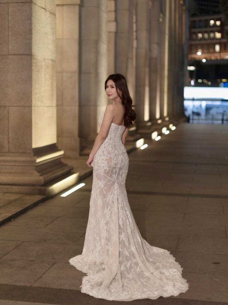 梁凯宁穿上一件拖尾婚纱,非常优雅。 梁凯宁穿上一件拖尾婚纱,非常优雅。