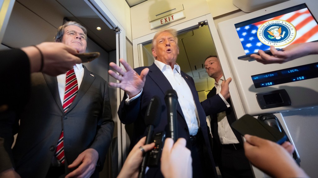 特朗普在空军一号上受访。 特朗普在空军一号上受访。