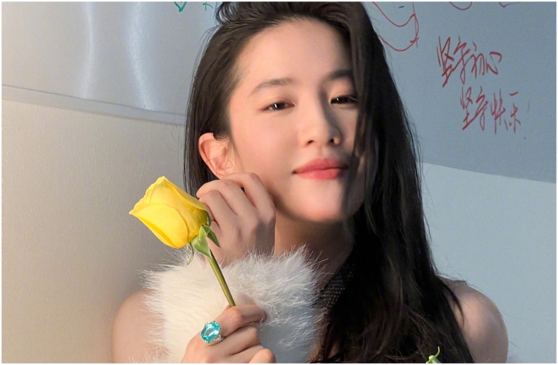 刘亦菲走秀珠宝断裂“1操作神救场” 刘亦菲走秀珠宝断裂“1操作神救场”