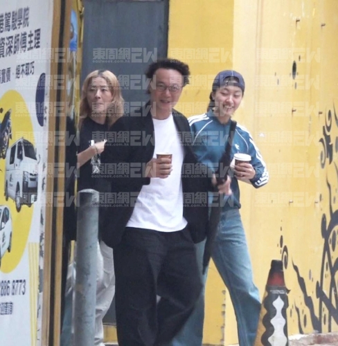 最新一期《东周刊》独家爆,陈奕迅与女儿康堤及太太徐濠萦现身大坑茶档。 (《东周刊》图片) 最新一期《东周刊》独家爆,陈奕迅与女儿康堤及太太徐濠萦现身大坑茶档。 (《东周刊》图片)
