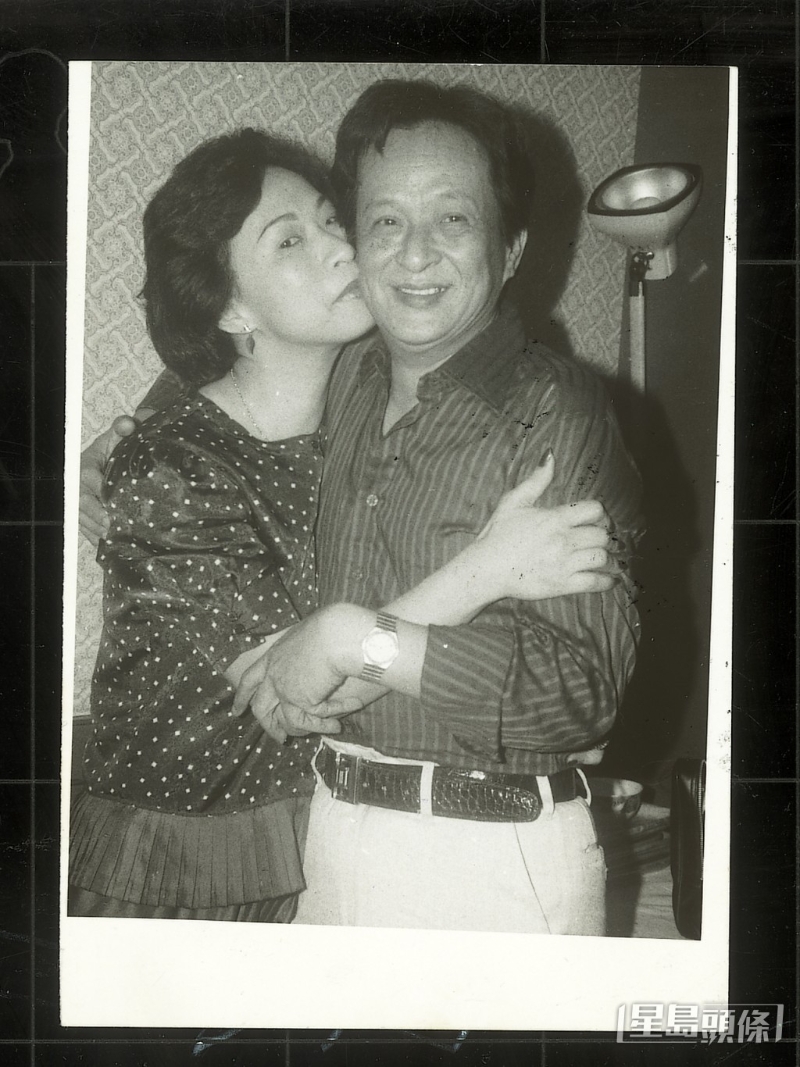 关海山在新加坡遇上第四任太太曾娣容(虾婶),二人风雨同路三十载,育有一子关可维。 关海山在新加坡遇上第四任太太曾娣容(虾婶),二人风雨同路三十载,育有一子关可维。