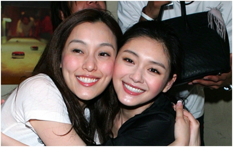 范玮琪黑色项链装“大S骨灰” 范玮琪黑色项链装“大S骨灰”