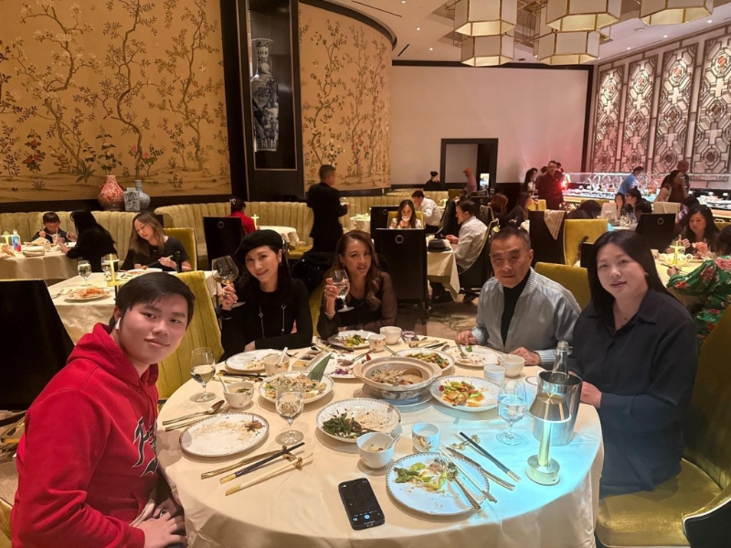 杨宝玲的儿子(左)亦有现身。 杨宝玲的儿子(左)亦有现身。