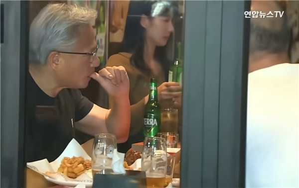 黄仁勋约韩国财阀吃炸鸡 调侃李在镕:我用三星芯片时你还是小孩