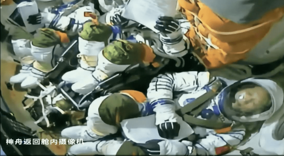 航天员乘组状态良好。 航天员乘组状态良好。