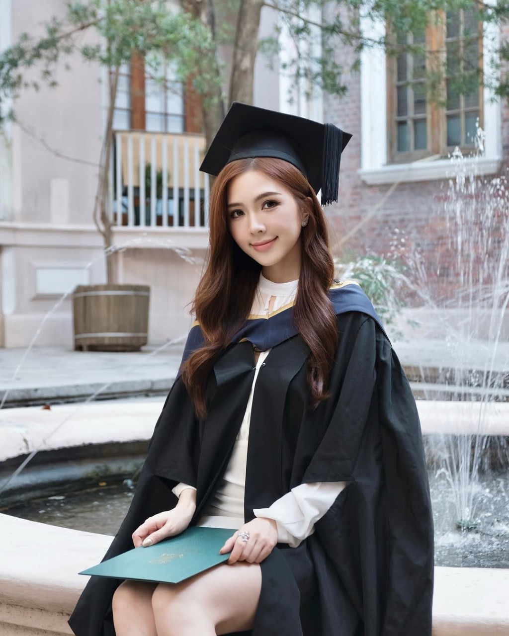 去年12月杨帆在IG上晒出多张靓靓毕业照,宣布顺利毕业! 去年12月杨帆在IG上晒出多张靓靓毕业照,宣布顺利毕业!