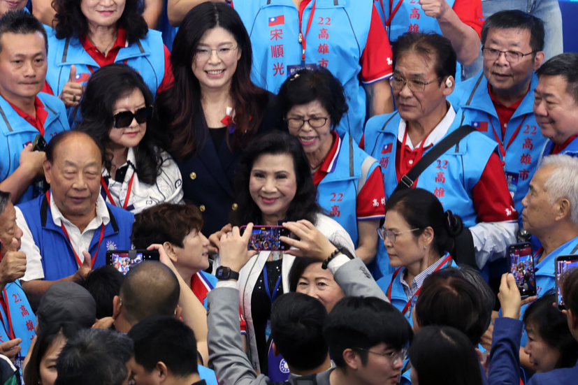 国民党1日举行第22届第1次“全代会”,新任党主席郑丽文(中)与各地党代表合影留念。 国民党1日举行第22届第1次“全代会”,新任党主席郑丽文(中)与各地党代表合影留念。