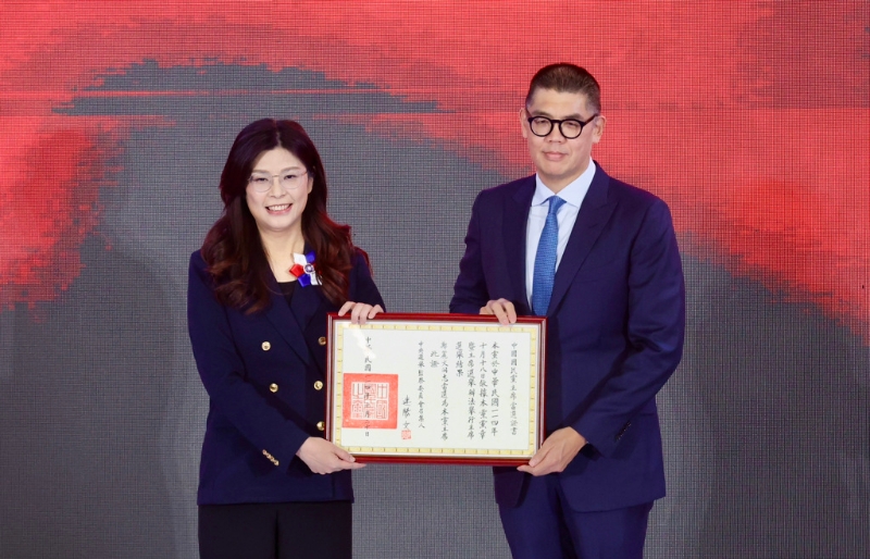 国民党第22届第一次“全代会”1日举行,国民党主席选监小组召集人连胜文把当选证书交给新任党主席郑丽文。 国民党第22届第一次“全代会”1日举行,国民党主席选监小组召集人连胜文把当选证书交给新任党主席郑丽文。