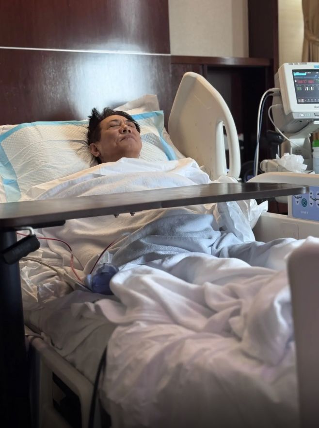 李连杰躺在病床双眼紧闭,露出痛苦神情。 李连杰躺在病床双眼紧闭,露出痛苦神情。