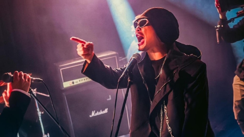 马来西亚歌手黄明志惊爆于谢侑芯离世现场出现,并因被搜出蓝色药丸被捕。 马来西亚歌手黄明志惊爆于谢侑芯离世现场出现,并因被搜出蓝色药丸被捕。