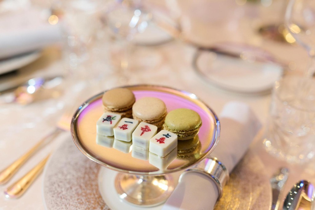 欢迎晚宴上的特色甜点,灵感来自麻将这种深植于本地文化的传统游戏。 欢迎晚宴上的特色甜点,灵感来自麻将这种深植于本地文化的传统游戏。