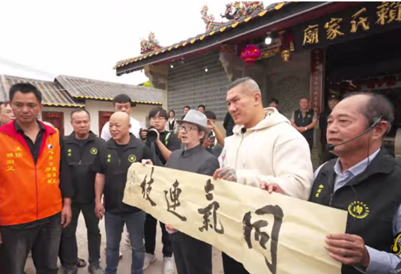 “馆长”陈之汉11月3日拜访福建漳州心田村赖氏家庙。 “馆长”陈之汉11月3日拜访福建漳州心田村赖氏家庙。