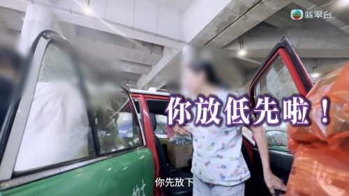 水货客和的士司机争执。 水货客和的士司机争执。