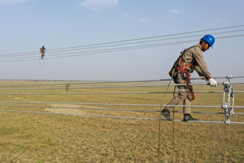 电力逐绿而行3项能源工程齐发力。图为新疆环塔里木盆地750千伏输变电线路 电力逐绿而行3项能源工程齐发力。图为新疆环塔里木盆地750千伏输变电线路