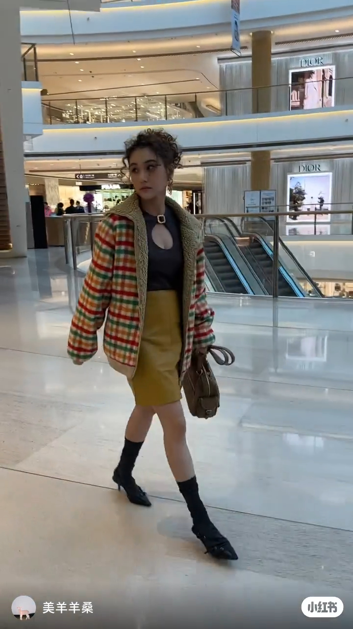 何超莲近日现身上海,被网民偶遇。 何超莲近日现身上海,被网民偶遇。