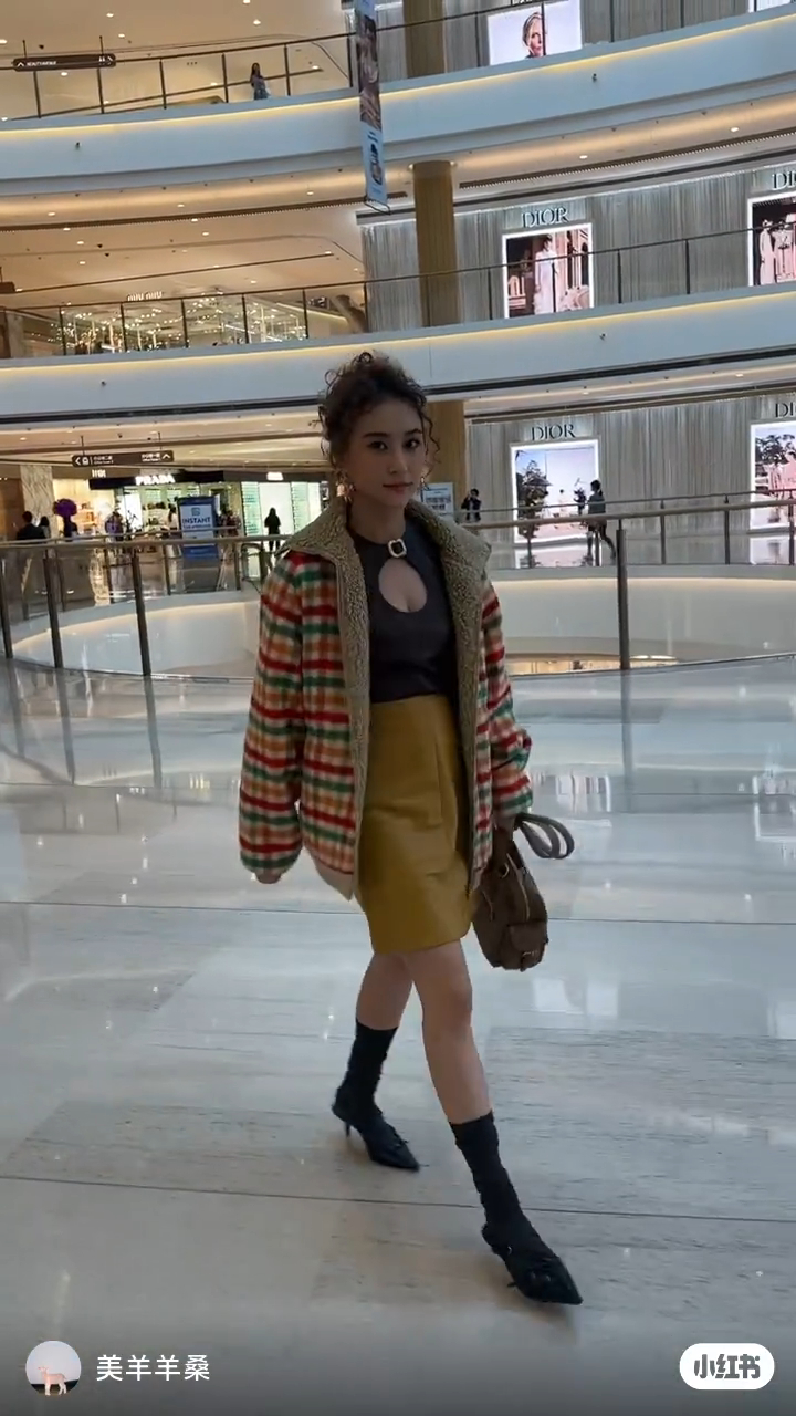 何超莲的心口通窿性感衣着成为焦点。 何超莲的心口通窿性感衣着成为焦点。